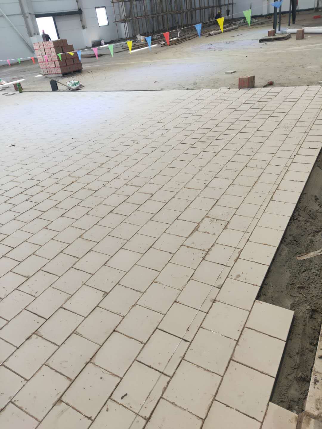 詳細介紹一下側面楔型耐酸磚的施工方法